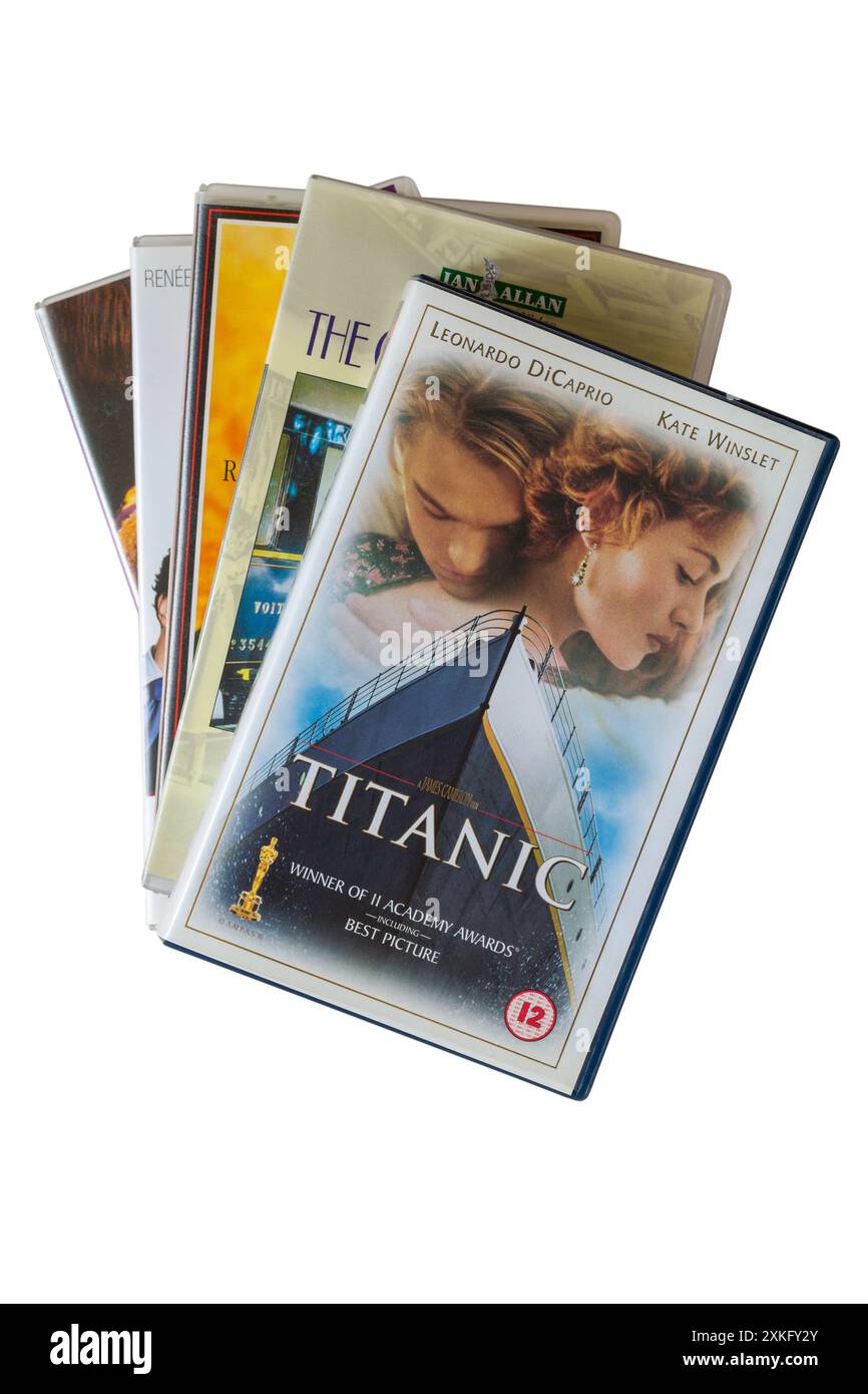 Pile de cassettes vidéo VHS avec cassette vidéo Titanic sur le dessus isolé sur fond blanc Banque D'Images