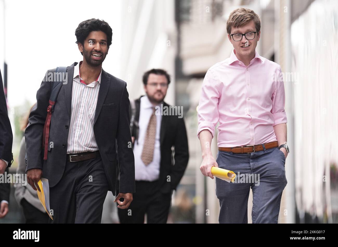 Les co-présidents du comité des médecins en formation de la British Medical Association, le Dr Vivek Trivedi (à gauche) et le Dr Rob Laurenson arrivent au ministère de la santé et des soins sociaux, dans le centre de Londres, pour une réunion avec le secrétaire à la santé Wes Streeting afin de discuter du différend salarial entre leurs membres. Les médecins débutants de la BMA ont quitté la grève 11 fois au cours des 20 derniers mois. Date de la photo : mardi 23 juillet 2024. Banque D'Images