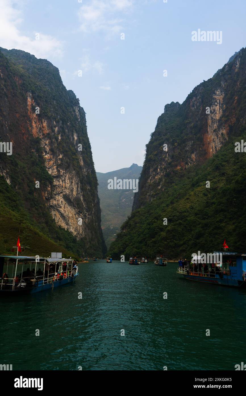 Excursion en bateau dans la région de Ha Giang Banque D'Images