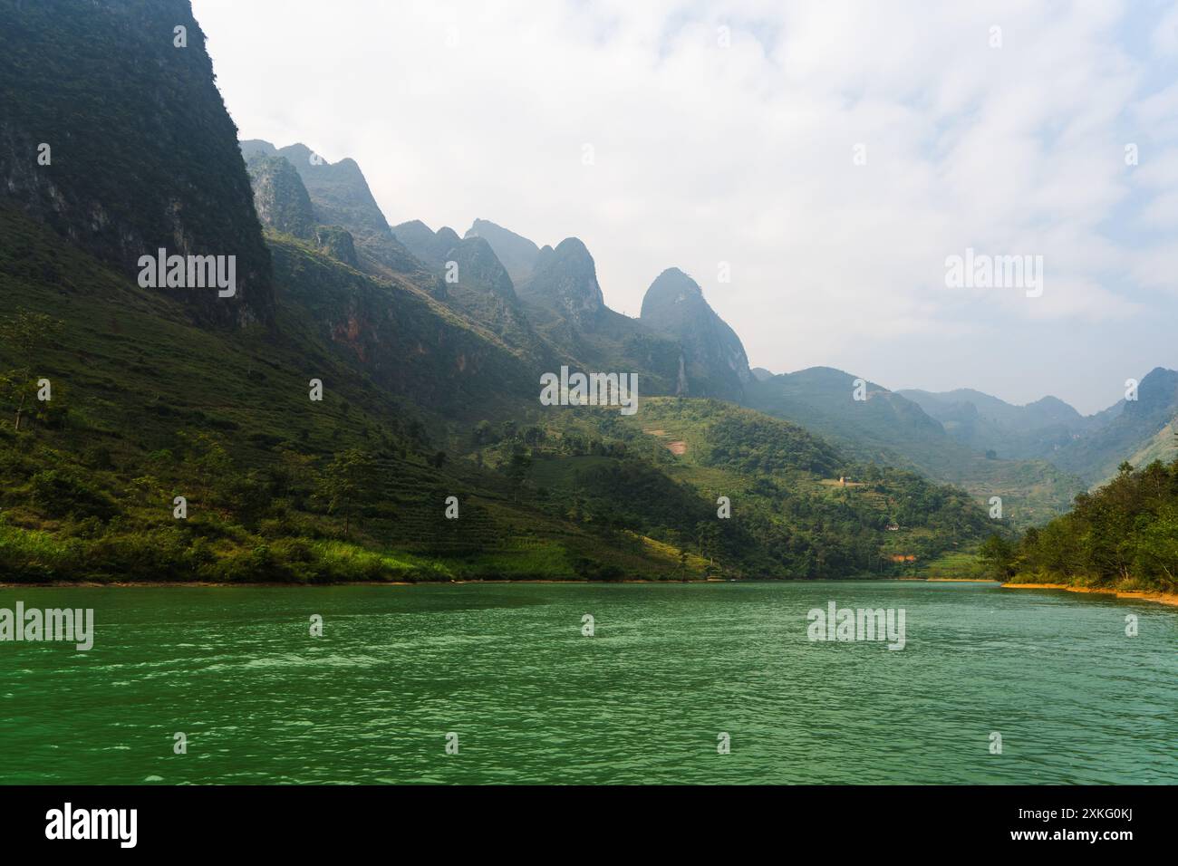 Excursion en bateau dans la région de Ha Giang Banque D'Images