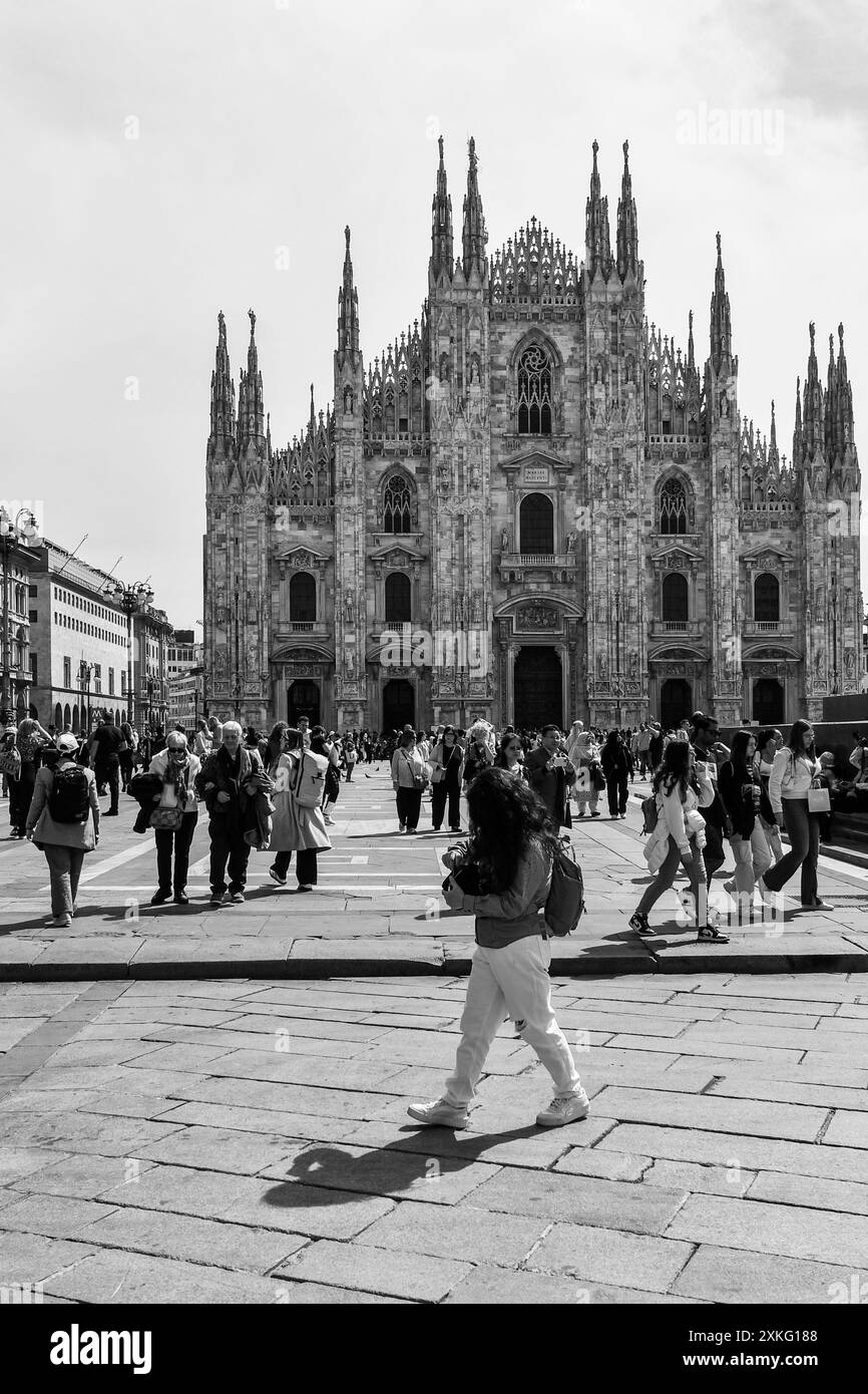 Noir et blanc. Une vue sur la Piazza del Duomo avec la cathédrale de Milan, célèbre monument dans le style gothique, et les touristes au printemps, Milan, Lombardie, Italie Banque D'Images
