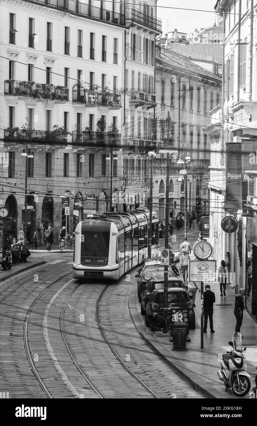 Vue sur la rue surélevée en noir et blanc de via Torino avec tramway, Milan, Lombardie, Italie Banque D'Images