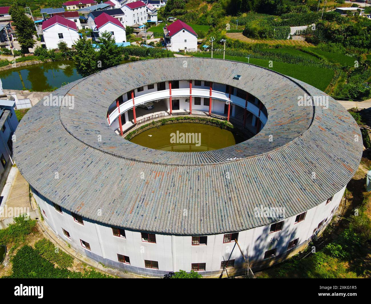 Anqing, Chine. 23 juillet 2024. Un bâtiment carré et un bâtiment rond sont vus dans le township de Maojianshan, comté de Yuexi, à Anqing, en Chine, le 22 juillet, 2024. (photo de Costfoto/NurPhoto) crédit : NurPhoto SRL/Alamy Live News Banque D'Images