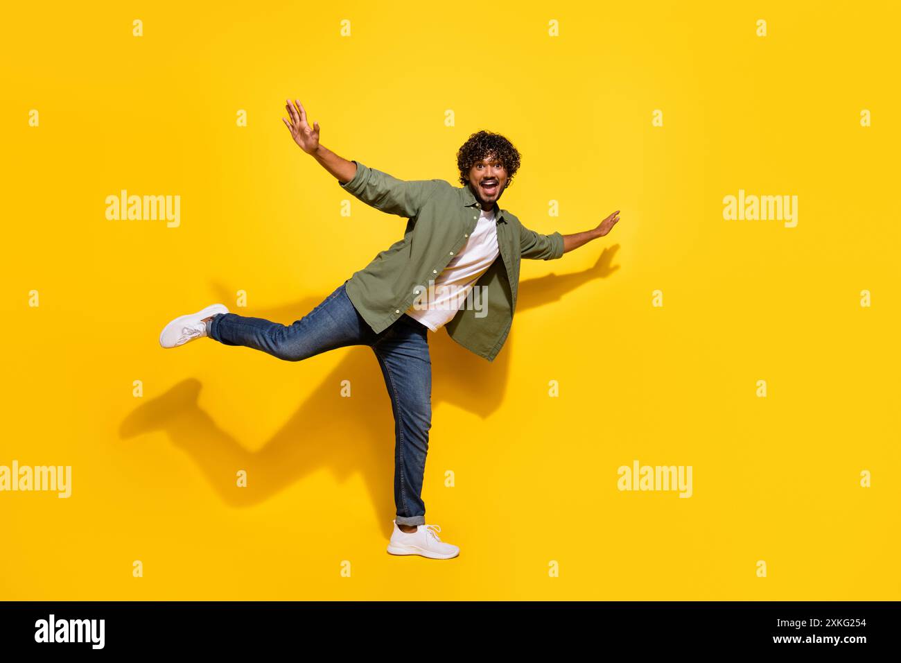 Portrait photo de jeune mec mexicain drôle dans la chemise kaki sentant la liberté ailes volantes isolées sur fond de couleur jaune Banque D'Images