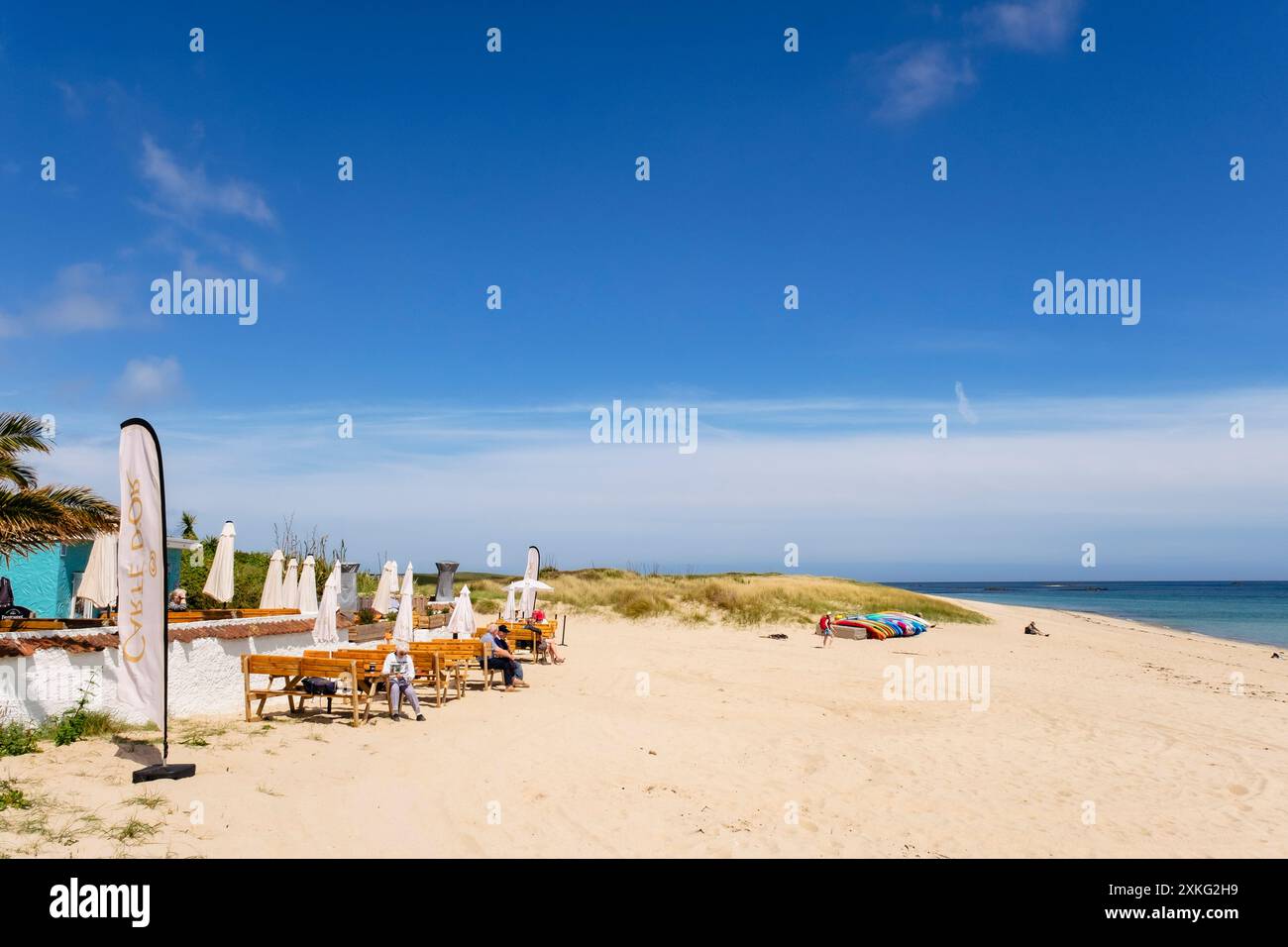 Café en plein air avec sièges et tables sur Shell Beach sur l'île de Herm, Guernesey, îles Anglo-Normandes, Royaume-Uni, Grande-Bretagne Banque D'Images