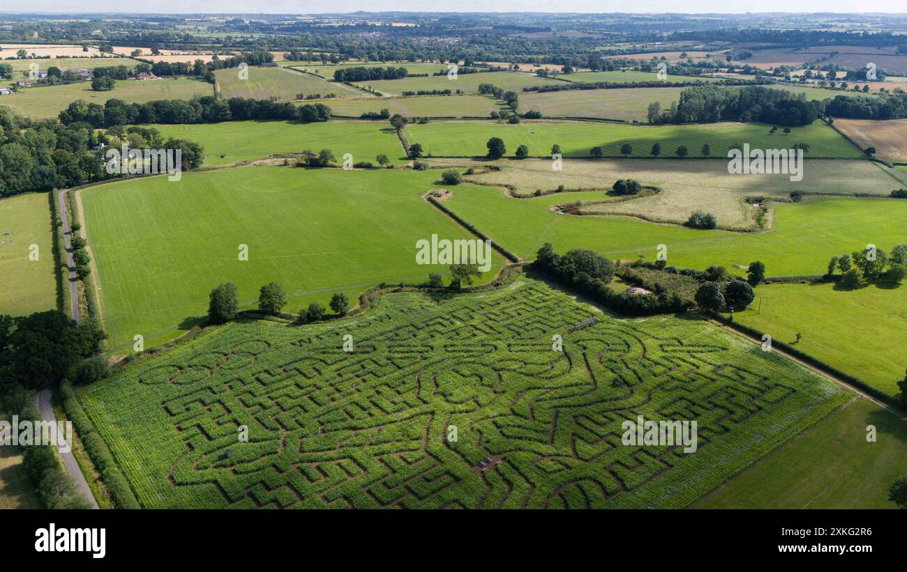 Une vue du labyrinthe Wistow dans le Leicestershire, inspirée par l’heptathlète Katarina Johnson-Thompson et en forme de lanceur de javelot, en amont des Jeux olympiques de Paris. La cérémonie d’ouverture des Jeux Olympiques de Paris 2024 aura lieu le vendredi 26 juillet, le long de la Seine. Date de la photo : mardi 23 juillet 2024. Banque D'Images
