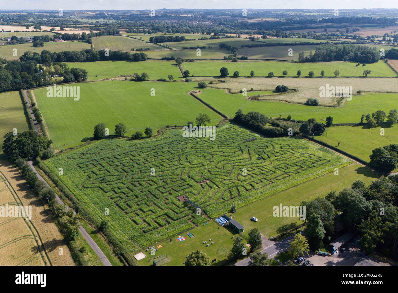 Une vue du labyrinthe Wistow dans le Leicestershire, inspirée par l’heptathlète Katarina Johnson-Thompson et en forme de lanceur de javelot, en amont des Jeux olympiques de Paris. La cérémonie d’ouverture des Jeux Olympiques de Paris 2024 aura lieu le vendredi 26 juillet, le long de la Seine. Date de la photo : mardi 23 juillet 2024. Banque D'Images