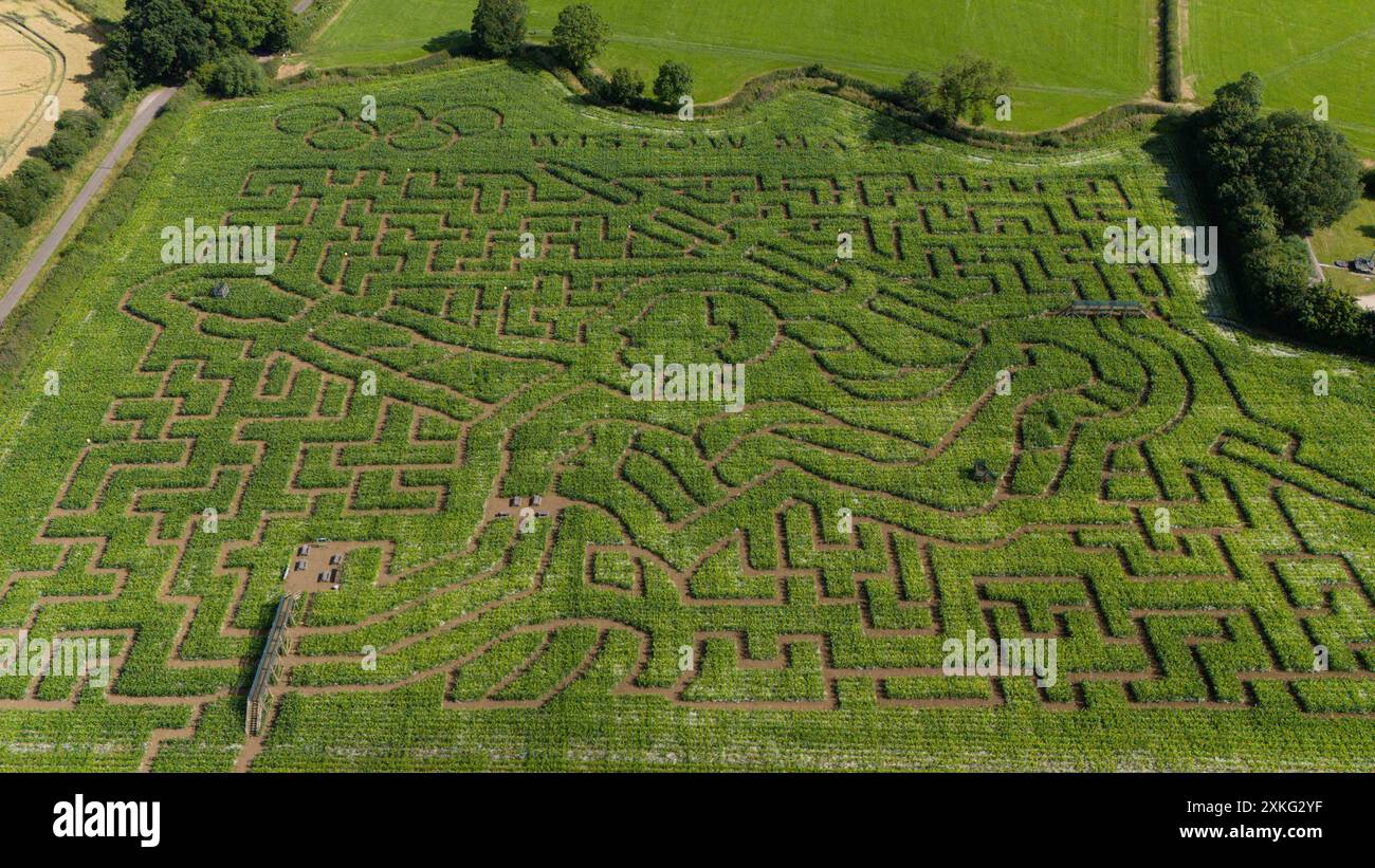 Une vue du labyrinthe Wistow dans le Leicestershire, inspirée par l’heptathlète Katarina Johnson-Thompson et en forme de lanceur de javelot, en amont des Jeux olympiques de Paris. La cérémonie d’ouverture des Jeux Olympiques de Paris 2024 aura lieu le vendredi 26 juillet, le long de la Seine. Date de la photo : mardi 23 juillet 2024. Banque D'Images