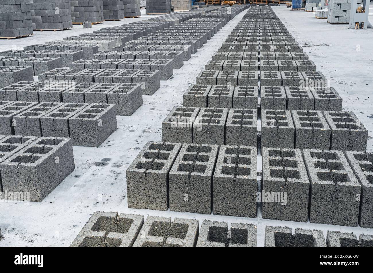 Vue de blocs de cendre en béton, matériau de construction en forme de briques grises. Production en usine Banque D'Images