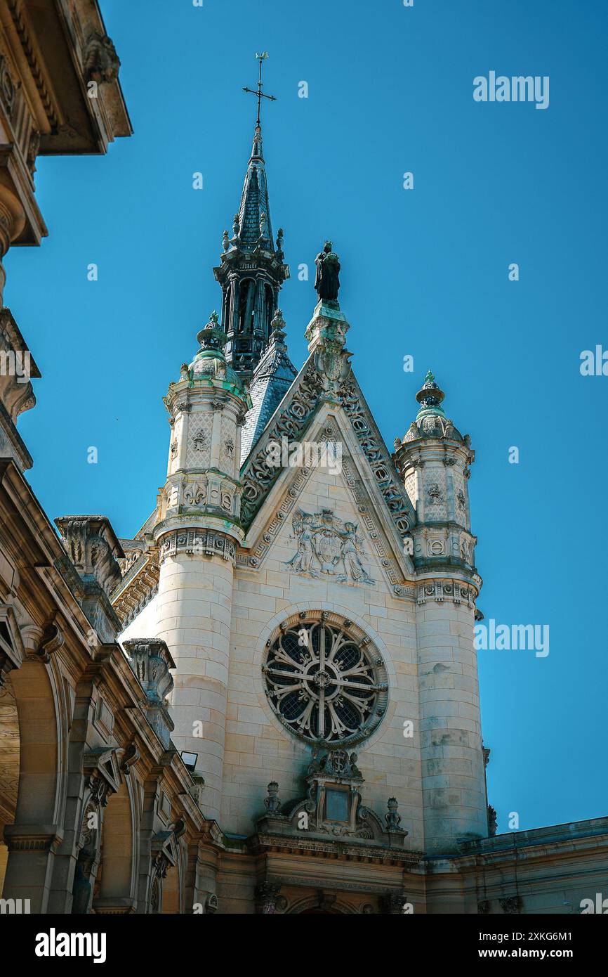 château de chantilly avec son jardin et ses statues extérieures Banque D'Images