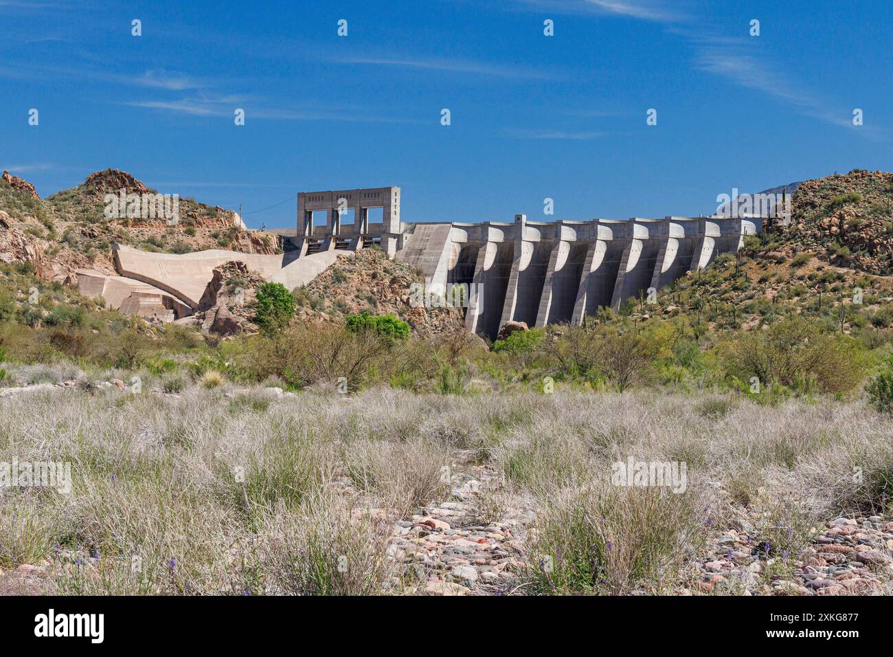 Mur de barrage avec soutiens pour les secours d'urgence, USA, Arizona, Sonoran, réservoir Bartlett Banque D'Images