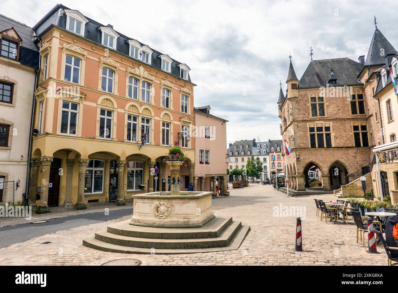 Vue sur la ville avec fontaine et bâtiment de cour Denzelt, Luxembourg, Echternach Banque D'Images