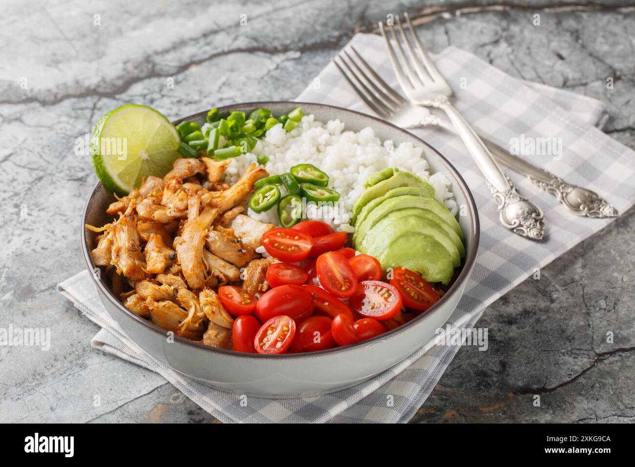 Carnitas de poulet croustillant avec bol de riz, tomates, poivre jalapeno, oignon et avocat gros plan sur la table. Horizontal Banque D'Images