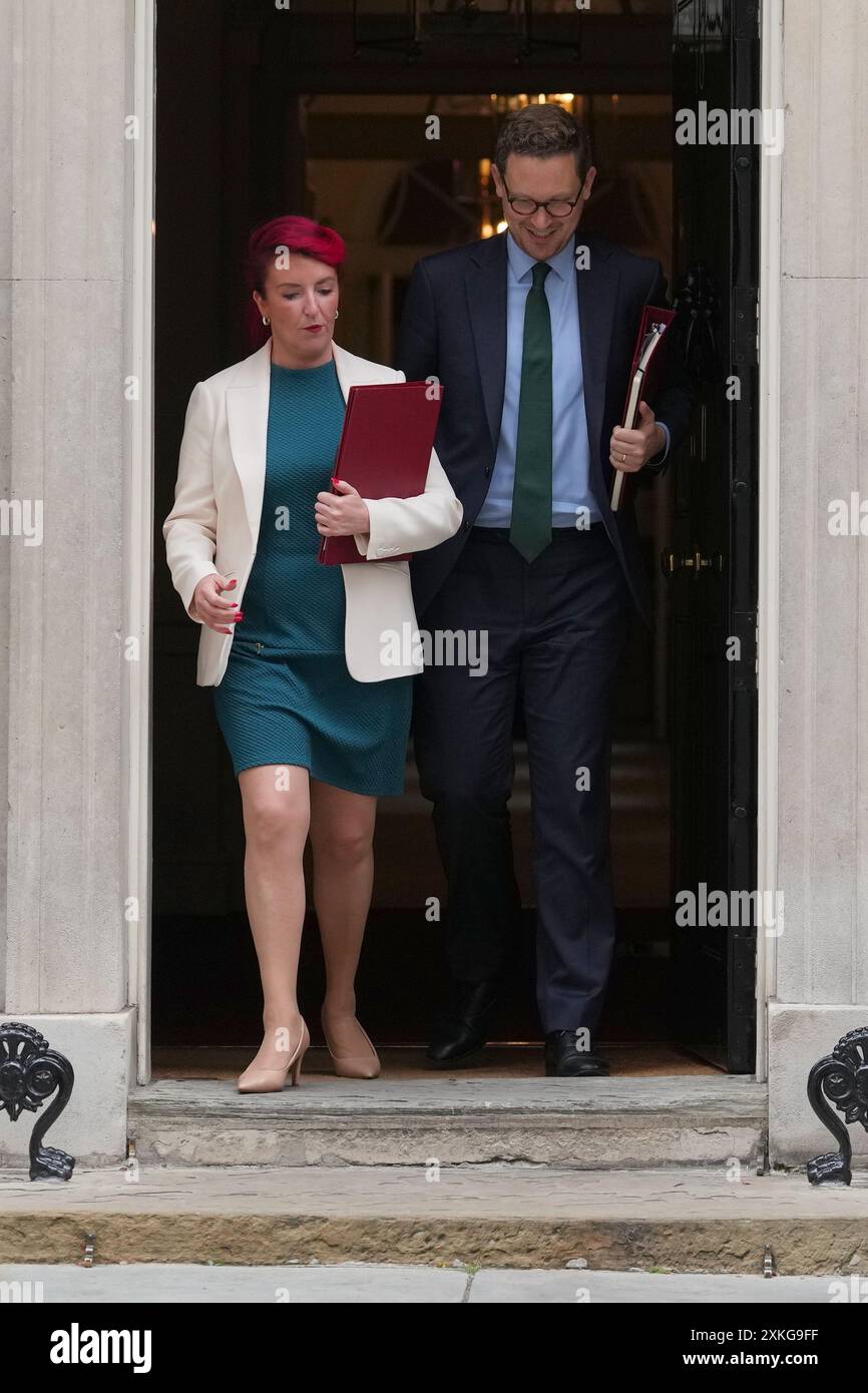 La secrétaire d'État aux Transports Louise Haigh (à gauche) et le secrétaire en chef au Trésor Darren Jones quittent Downing Street, Londres, après une réunion du Cabinet. Date de la photo : mardi 23 juillet 2024. Banque D'Images