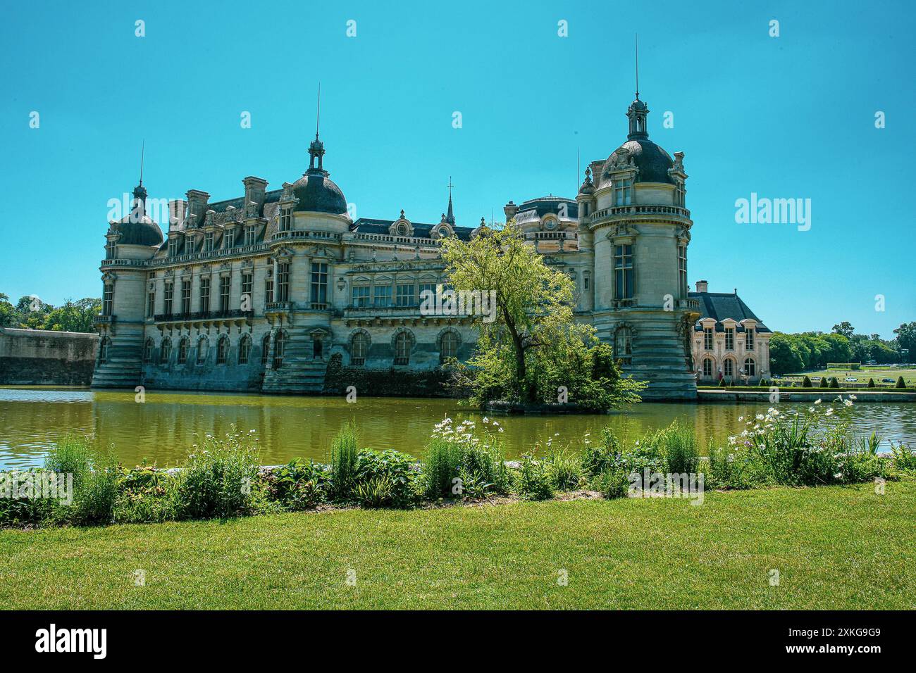 château de chantilly avec son jardin et ses statues extérieures Banque D'Images