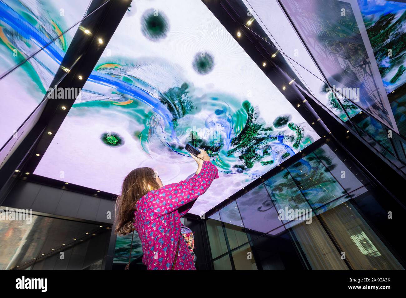 Londres, Royaume-Uni. 23 juin 2024. « Everything Before, Everything After », par Steph Li, au 120 Fenchurch Street lors du lancement de la 13e édition de sculpture in the City, une exposition annuelle gratuite en plein air d’œuvres d’art public contemporaines dans le Square Mile. 17 œuvres d'art de 15 artistes placés à côté de monuments bien connus tels que le Gherkin et Cheesegrater ainsi que de nouveaux espaces historiques avec la région peuvent être vus pour le prochain 24 juillet 2024 au printemps 2025. Credit : Stephen Chung / Alamy Live News Banque D'Images