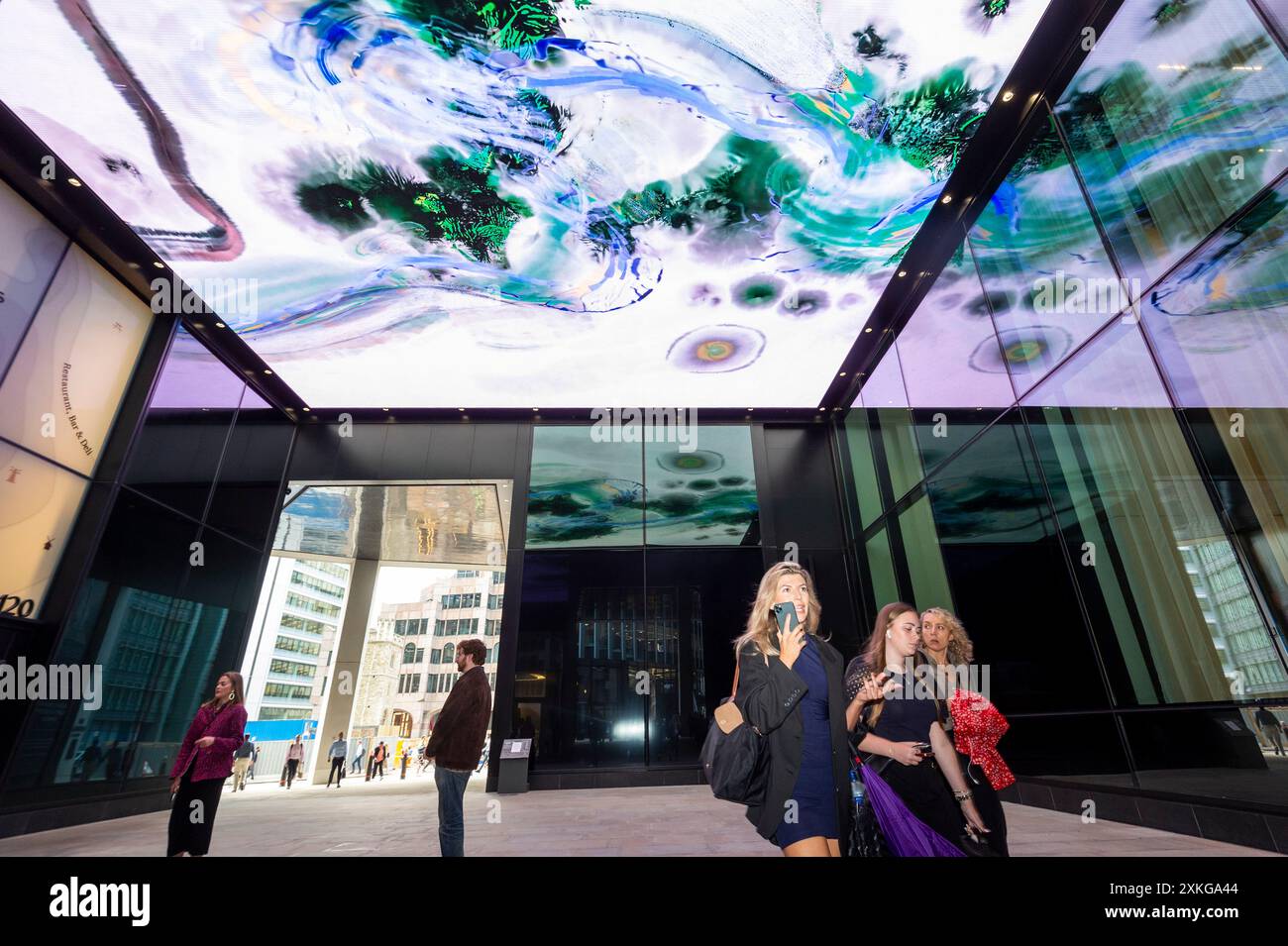 Londres, Royaume-Uni. 23 juin 2024. « Everything Before, Everything After », par Steph Li, au 120 Fenchurch Street lors du lancement de la 13e édition de sculpture in the City, une exposition annuelle gratuite en plein air d’œuvres d’art public contemporaines dans le Square Mile. 17 œuvres d'art de 15 artistes placés à côté de monuments bien connus tels que le Gherkin et Cheesegrater ainsi que de nouveaux espaces historiques avec la région peuvent être vus pour le prochain 24 juillet 2024 au printemps 2025. Credit : Stephen Chung / Alamy Live News Banque D'Images