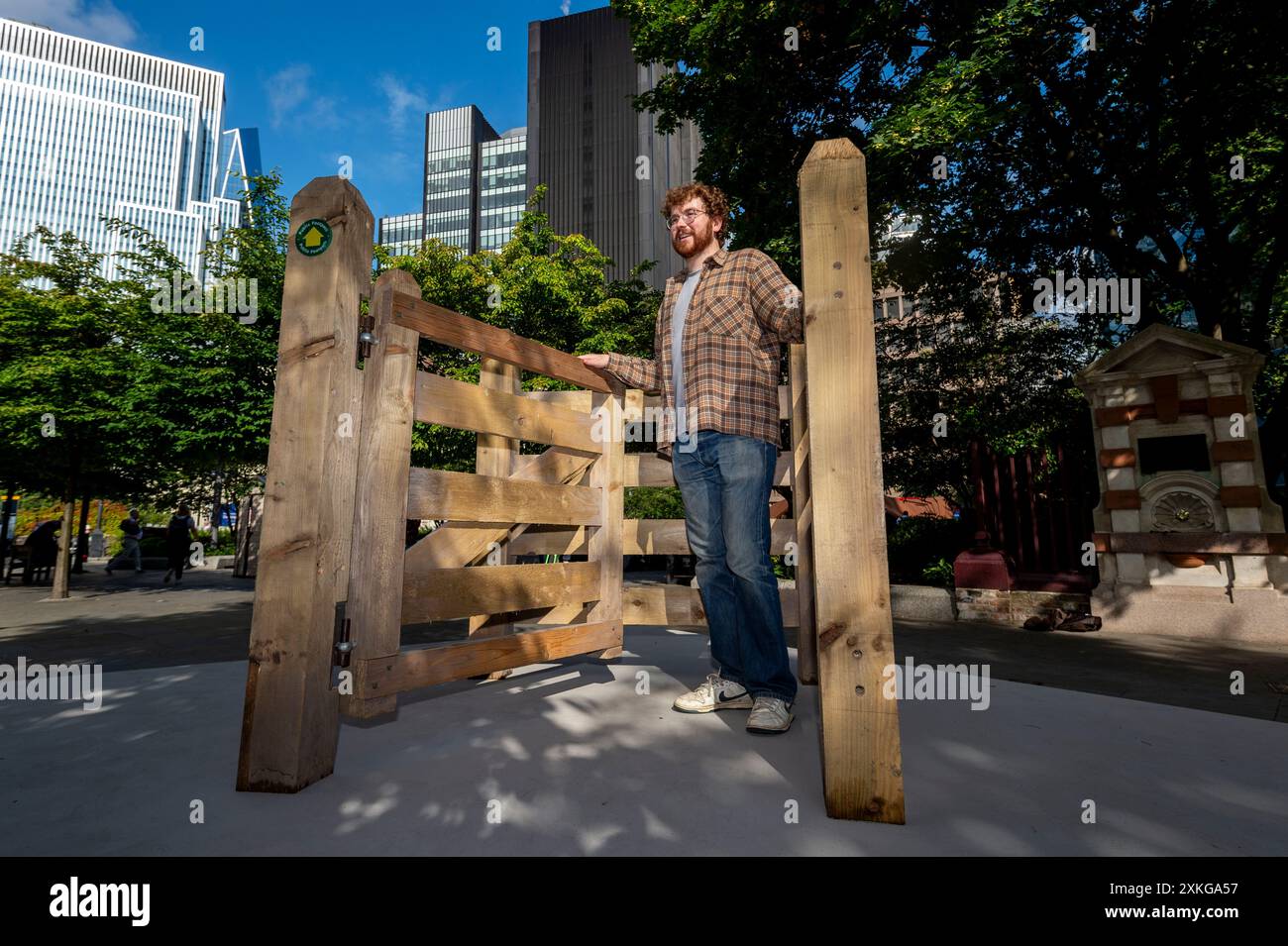 Londres, Royaume-Uni. 23 juin 2024. « Kissing Gate » de Maya Rose Edwards à Aldgate Square lors du lancement de la 13e édition de sculpture in the City, une exposition annuelle gratuite en plein air d’œuvres d’art public contemporaines dans le Square Mile. 17 œuvres d'art de 15 artistes placés à côté de monuments bien connus tels que le Gherkin et Cheesegrater ainsi que de nouveaux espaces historiques avec la région peuvent être vus pour le prochain 24 juillet 2024 au printemps 2025. Credit : Stephen Chung / Alamy Live News Banque D'Images