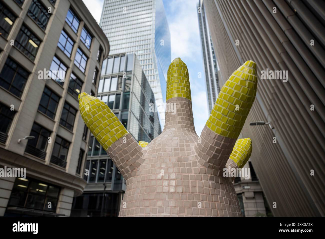 Londres, Royaume-Uni. 23 juin 2024. Détail des « sentinelles secrètes » de Clare Burnett au 70 St Mary axe lors du lancement de la 13e édition de sculpture in the City, une exposition annuelle gratuite en plein air d’œuvres d’art public contemporaines dans le Square Mile. 17 œuvres d'art de 15 artistes placés à côté de monuments bien connus tels que le Gherkin et Cheesegrater ainsi que de nouveaux espaces historiques avec la région peuvent être vus pour le prochain 24 juillet 2024 au printemps 2025. Credit : Stephen Chung / Alamy Live News Banque D'Images