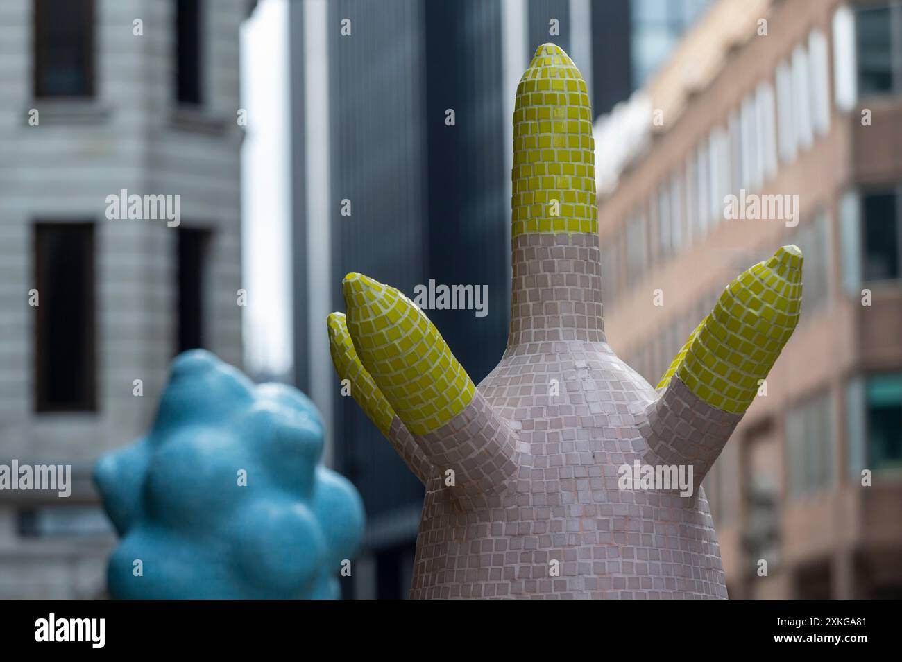 Londres, Royaume-Uni. 23 juin 2024. Détail des « sentinelles secrètes » de Clare Burnett au 70 St Mary axe lors du lancement de la 13e édition de sculpture in the City, une exposition annuelle gratuite en plein air d’œuvres d’art public contemporaines dans le Square Mile. 17 œuvres d'art de 15 artistes placés à côté de monuments bien connus tels que le Gherkin et Cheesegrater ainsi que de nouveaux espaces historiques avec la région peuvent être vus pour le prochain 24 juillet 2024 au printemps 2025. Credit : Stephen Chung / Alamy Live News Banque D'Images