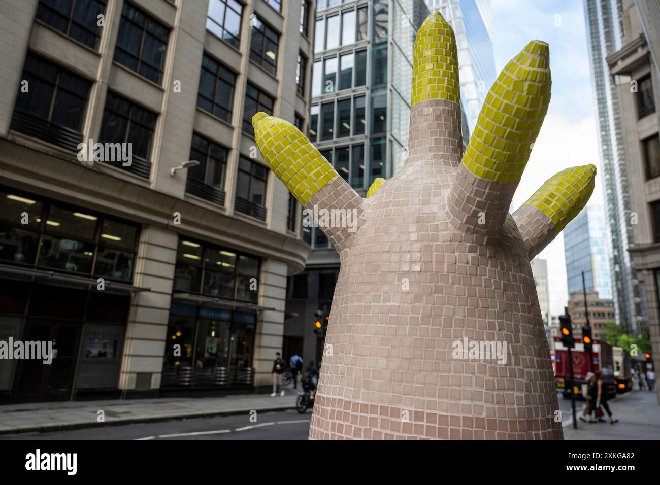 Londres, Royaume-Uni. 23 juin 2024. Détail des « sentinelles secrètes » de Clare Burnett au 70 St Mary axe lors du lancement de la 13e édition de sculpture in the City, une exposition annuelle gratuite en plein air d’œuvres d’art public contemporaines dans le Square Mile. 17 œuvres d'art de 15 artistes placés à côté de monuments bien connus tels que le Gherkin et Cheesegrater ainsi que de nouveaux espaces historiques avec la région peuvent être vus pour le prochain 24 juillet 2024 au printemps 2025. Credit : Stephen Chung / Alamy Live News Banque D'Images