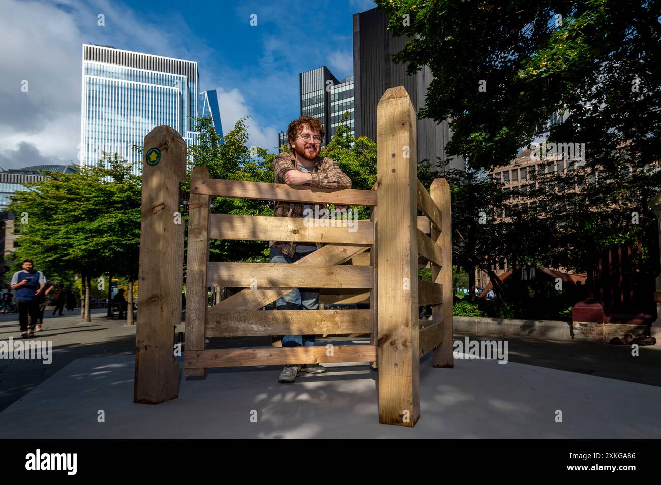 Londres, Royaume-Uni. 23 juin 2024. « Kissing Gate » de Maya Rose Edwards à Aldgate Square lors du lancement de la 13e édition de sculpture in the City, une exposition annuelle gratuite en plein air d’œuvres d’art public contemporaines dans le Square Mile. 17 œuvres d'art de 15 artistes placés à côté de monuments bien connus tels que le Gherkin et Cheesegrater ainsi que de nouveaux espaces historiques avec la région peuvent être vus pour le prochain 24 juillet 2024 au printemps 2025. Credit : Stephen Chung / Alamy Live News Banque D'Images