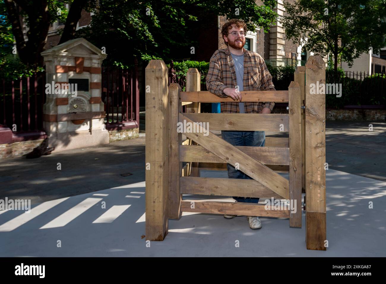 Londres, Royaume-Uni. 23 juin 2024. « Kissing Gate » de Maya Rose Edwards à Aldgate Square lors du lancement de la 13e édition de sculpture in the City, une exposition annuelle gratuite en plein air d’œuvres d’art public contemporaines dans le Square Mile. 17 œuvres d'art de 15 artistes placés à côté de monuments bien connus tels que le Gherkin et Cheesegrater ainsi que de nouveaux espaces historiques avec la région peuvent être vus pour le prochain 24 juillet 2024 au printemps 2025. Credit : Stephen Chung / Alamy Live News Banque D'Images