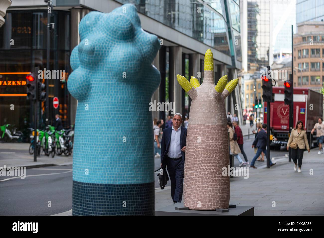 Londres, Royaume-Uni. 23 juin 2024. « Secret Sentinels » de Clare Burnett au 70 St Mary axe lors du lancement de la 13e édition de sculpture in the City, une exposition annuelle gratuite en plein air d’œuvres d’art public contemporaines dans le Square Mile. 17 œuvres d'art de 15 artistes placés à côté de monuments bien connus tels que le Gherkin et Cheesegrater ainsi que de nouveaux espaces historiques avec la région peuvent être vus pour le prochain 24 juillet 2024 au printemps 2025. Credit : Stephen Chung / Alamy Live News Banque D'Images