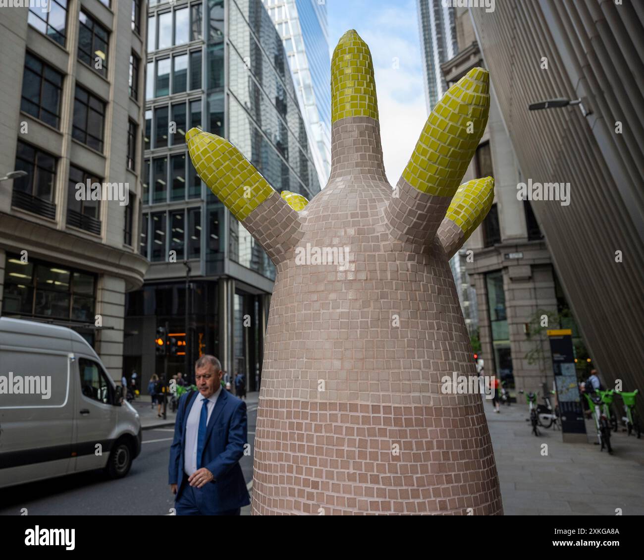 Londres, Royaume-Uni. 23 juin 2024. Détail des « sentinelles secrètes » de Clare Burnett au 70 St Mary axe lors du lancement de la 13e édition de sculpture in the City, une exposition annuelle gratuite en plein air d’œuvres d’art public contemporaines dans le Square Mile. 17 œuvres d'art de 15 artistes placés à côté de monuments bien connus tels que le Gherkin et Cheesegrater ainsi que de nouveaux espaces historiques avec la région peuvent être vus pour le prochain 24 juillet 2024 au printemps 2025. Credit : Stephen Chung / Alamy Live News Banque D'Images