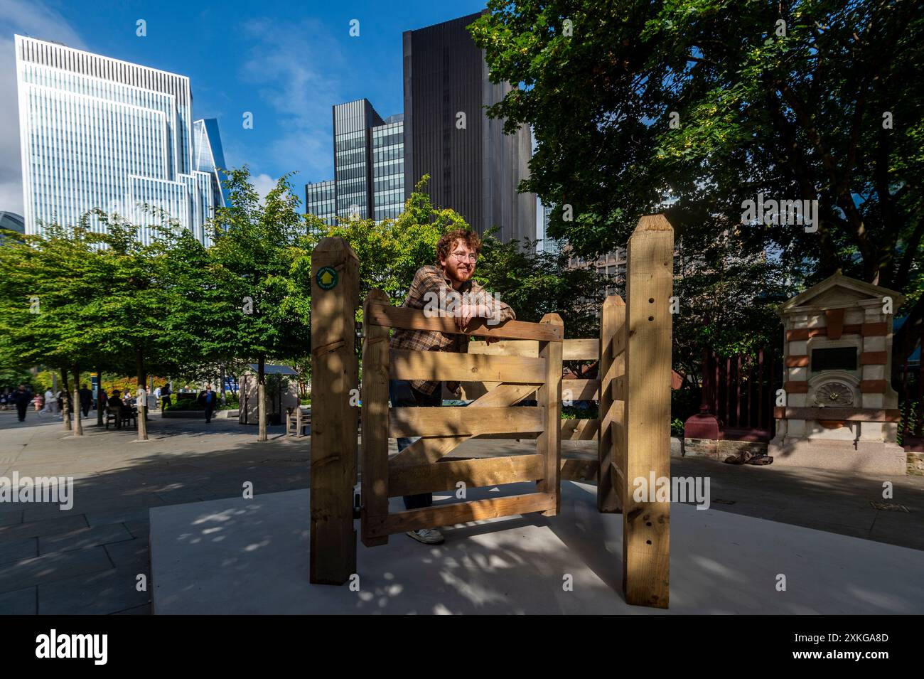 Londres, Royaume-Uni. 23 juin 2024. « Kissing Gate » de Maya Rose Edwards à Aldgate Square lors du lancement de la 13e édition de sculpture in the City, une exposition annuelle gratuite en plein air d’œuvres d’art public contemporaines dans le Square Mile. 17 œuvres d'art de 15 artistes placés à côté de monuments bien connus tels que le Gherkin et Cheesegrater ainsi que de nouveaux espaces historiques avec la région peuvent être vus pour le prochain 24 juillet 2024 au printemps 2025. Credit : Stephen Chung / Alamy Live News Banque D'Images