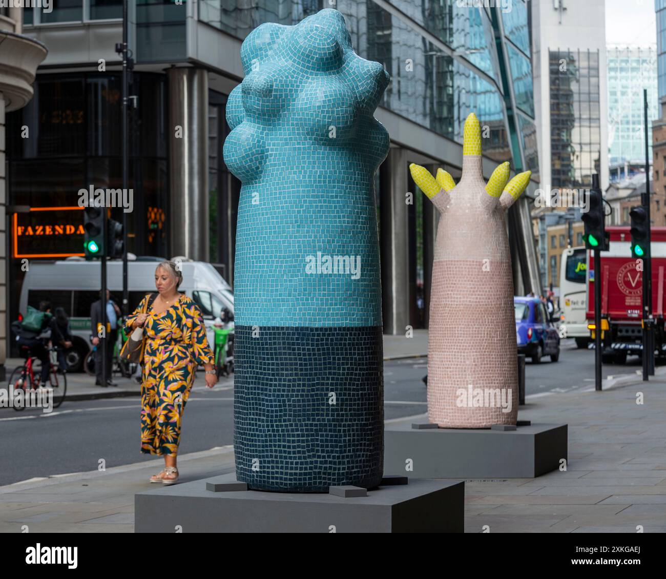 Londres, Royaume-Uni. 23 juin 2024. « Secret Sentinels » de Clare Burnett au 70 St Mary axe lors du lancement de la 13e édition de sculpture in the City, une exposition annuelle gratuite en plein air d’œuvres d’art public contemporaines dans le Square Mile. 17 œuvres d'art de 15 artistes placés à côté de monuments bien connus tels que le Gherkin et Cheesegrater ainsi que de nouveaux espaces historiques avec la région peuvent être vus pour le prochain 24 juillet 2024 au printemps 2025. Credit : Stephen Chung / Alamy Live News Banque D'Images