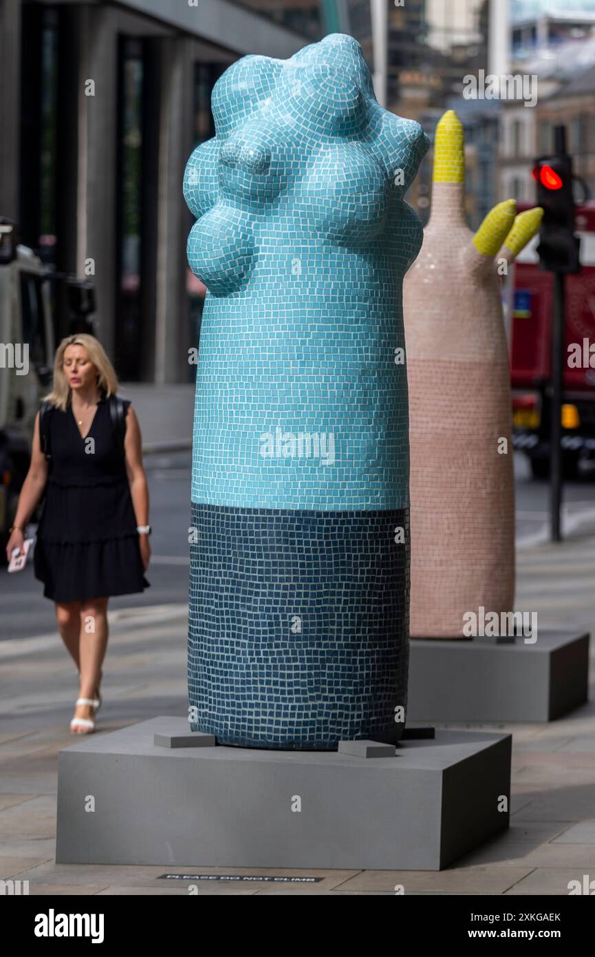 Londres, Royaume-Uni. 23 juin 2024. « Secret Sentinels » de Clare Burnett au 70 St Mary axe lors du lancement de la 13e édition de sculpture in the City, une exposition annuelle gratuite en plein air d’œuvres d’art public contemporaines dans le Square Mile. 17 œuvres d'art de 15 artistes placés à côté de monuments bien connus tels que le Gherkin et Cheesegrater ainsi que de nouveaux espaces historiques avec la région peuvent être vus pour le prochain 24 juillet 2024 au printemps 2025. Credit : Stephen Chung / Alamy Live News Banque D'Images