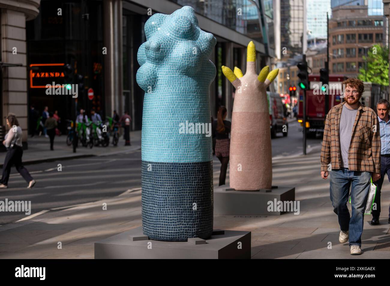Londres, Royaume-Uni. 23 juin 2024. « Secret Sentinels » de Clare Burnett au 70 St Mary axe lors du lancement de la 13e édition de sculpture in the City, une exposition annuelle gratuite en plein air d’œuvres d’art public contemporaines dans le Square Mile. 17 œuvres d'art de 15 artistes placés à côté de monuments bien connus tels que le Gherkin et Cheesegrater ainsi que de nouveaux espaces historiques avec la région peuvent être vus pour le prochain 24 juillet 2024 au printemps 2025. Credit : Stephen Chung / Alamy Live News Banque D'Images