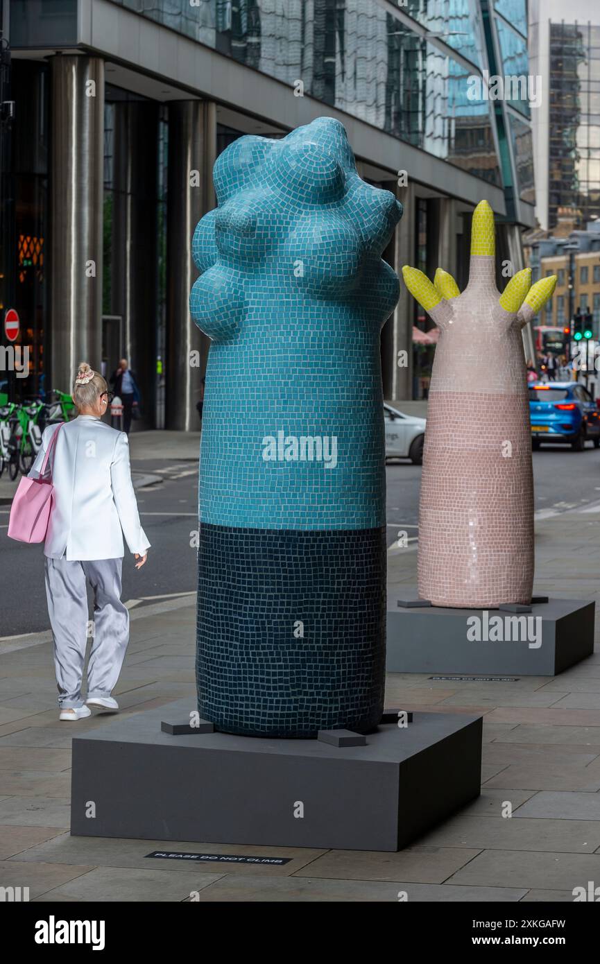 Londres, Royaume-Uni. 23 juin 2024. « Secret Sentinels » de Clare Burnett au 70 St Mary axe lors du lancement de la 13e édition de sculpture in the City, une exposition annuelle gratuite en plein air d’œuvres d’art public contemporaines dans le Square Mile. 17 œuvres d'art de 15 artistes placés à côté de monuments bien connus tels que le Gherkin et Cheesegrater ainsi que de nouveaux espaces historiques avec la région peuvent être vus pour le prochain 24 juillet 2024 au printemps 2025. Credit : Stephen Chung / Alamy Live News Banque D'Images