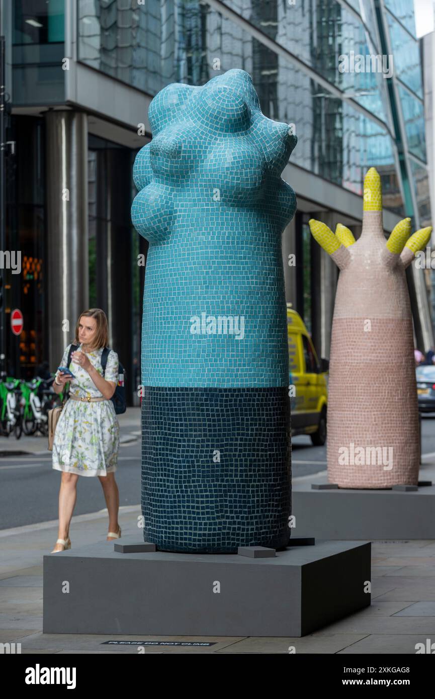 Londres, Royaume-Uni. 23 juin 2024. « Secret Sentinels » de Clare Burnett au 70 St Mary axe lors du lancement de la 13e édition de sculpture in the City, une exposition annuelle gratuite en plein air d’œuvres d’art public contemporaines dans le Square Mile. 17 œuvres d'art de 15 artistes placés à côté de monuments bien connus tels que le Gherkin et Cheesegrater ainsi que de nouveaux espaces historiques avec la région peuvent être vus pour le prochain 24 juillet 2024 au printemps 2025. Credit : Stephen Chung / Alamy Live News Banque D'Images