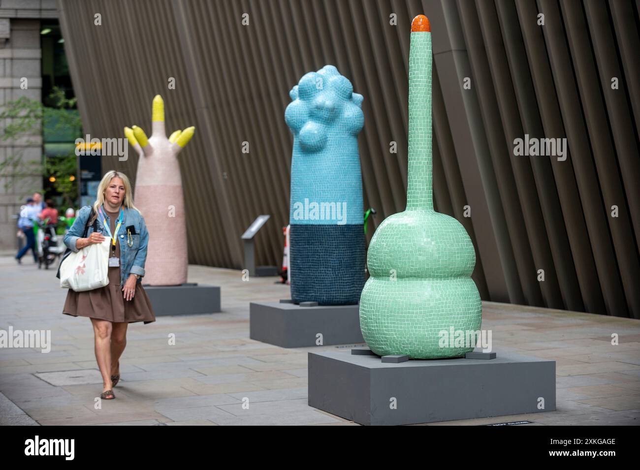 Londres, Royaume-Uni. 23 juin 2024. « Secret Sentinels » de Clare Burnett au 70 St Mary axe lors du lancement de la 13e édition de sculpture in the City, une exposition annuelle gratuite en plein air d’œuvres d’art public contemporaines dans le Square Mile. 17 œuvres d'art de 15 artistes placés à côté de monuments bien connus tels que le Gherkin et Cheesegrater ainsi que de nouveaux espaces historiques avec la région peuvent être vus pour le prochain 24 juillet 2024 au printemps 2025. Credit : Stephen Chung / Alamy Live News Banque D'Images