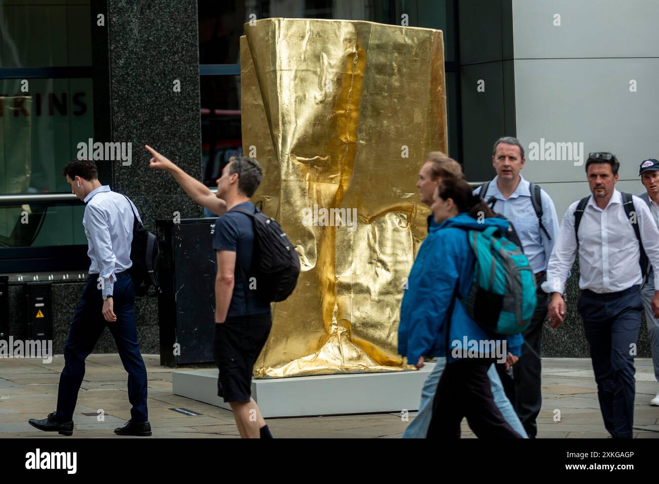 Londres, Royaume-Uni. 23 juin 2024. « Temple » de Richard Mackess à l’angle de Bishopsgate et Wormwood Street lors du lancement de la 13e édition de sculpture in the City, une exposition annuelle en plein air gratuite d’œuvres d’art public contemporaines dans le Square Mile. 17 œuvres d'art de 15 artistes placés à côté de monuments bien connus tels que le Gherkin et Cheesegrater ainsi que de nouveaux espaces historiques avec la région peuvent être vus pour le prochain 24 juillet 2024 au printemps 2025. Credit : Stephen Chung / Alamy Live News Banque D'Images