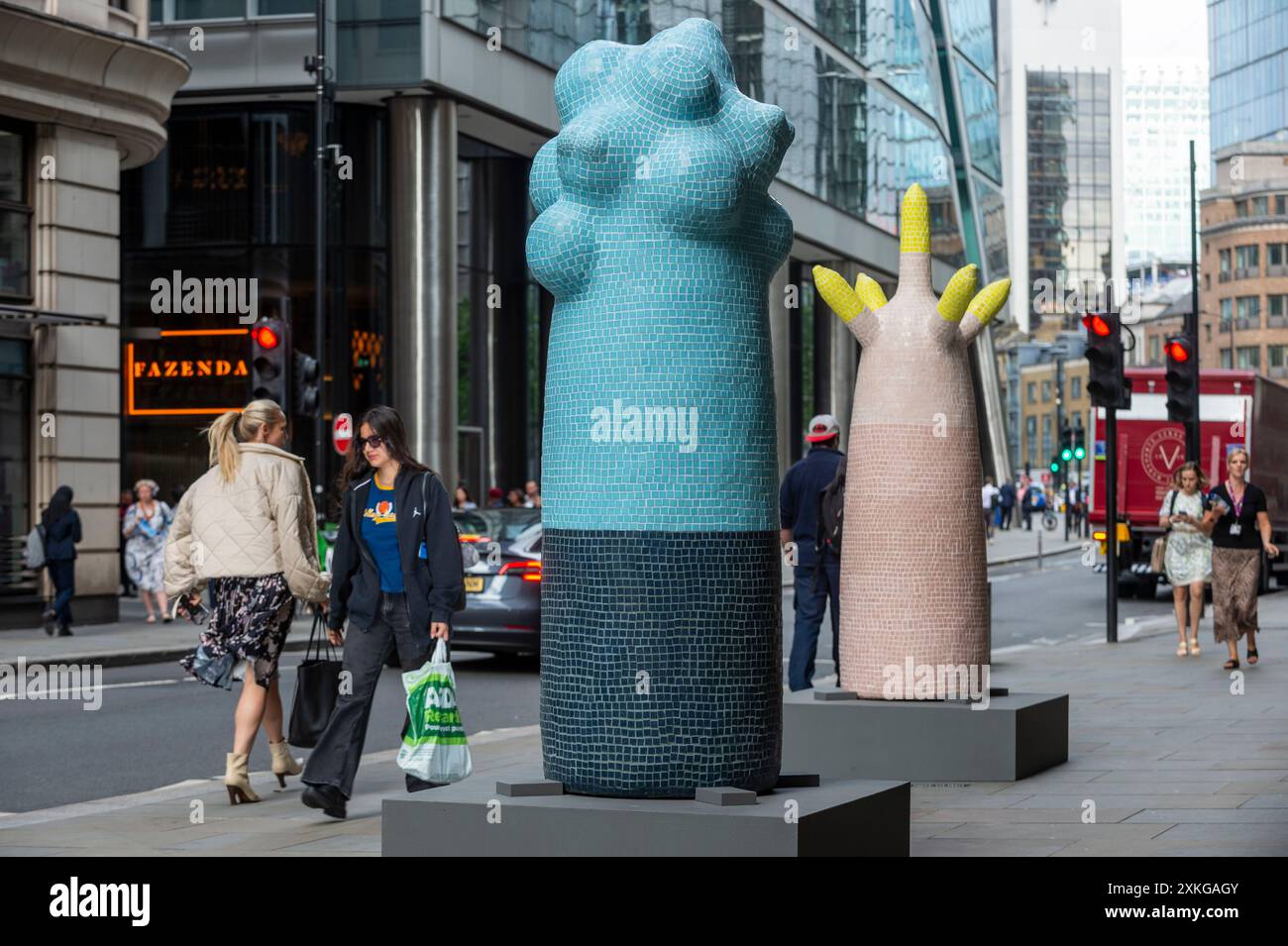 Londres, Royaume-Uni. 23 juin 2024. « Secret Sentinels » de Clare Burnett au 70 St Mary axe lors du lancement de la 13e édition de sculpture in the City, une exposition annuelle gratuite en plein air d’œuvres d’art public contemporaines dans le Square Mile. 17 œuvres d'art de 15 artistes placés à côté de monuments bien connus tels que le Gherkin et Cheesegrater ainsi que de nouveaux espaces historiques avec la région peuvent être vus pour le prochain 24 juillet 2024 au printemps 2025. Credit : Stephen Chung / Alamy Live News Banque D'Images