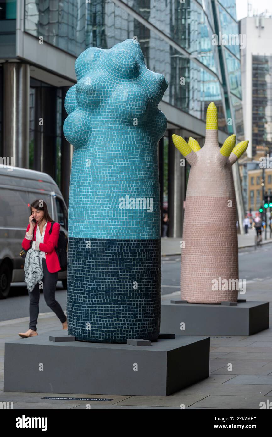 Londres, Royaume-Uni. 23 juin 2024. « Secret Sentinels » de Clare Burnett au 70 St Mary axe lors du lancement de la 13e édition de sculpture in the City, une exposition annuelle gratuite en plein air d’œuvres d’art public contemporaines dans le Square Mile. 17 œuvres d'art de 15 artistes placés à côté de monuments bien connus tels que le Gherkin et Cheesegrater ainsi que de nouveaux espaces historiques avec la région peuvent être vus pour le prochain 24 juillet 2024 au printemps 2025. Credit : Stephen Chung / Alamy Live News Banque D'Images
