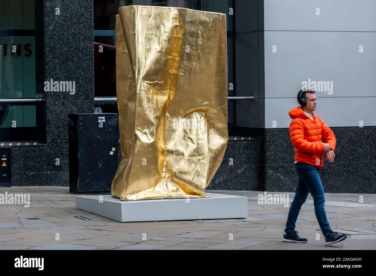 Londres, Royaume-Uni. 23 juin 2024. « Temple » de Richard Mackess à l’angle de Bishopsgate et Wormwood Street lors du lancement de la 13e édition de sculpture in the City, une exposition annuelle en plein air gratuite d’œuvres d’art public contemporaines dans le Square Mile. 17 œuvres d'art de 15 artistes placés à côté de monuments bien connus tels que le Gherkin et Cheesegrater ainsi que de nouveaux espaces historiques avec la région peuvent être vus pour le prochain 24 juillet 2024 au printemps 2025. Credit : Stephen Chung / Alamy Live News Banque D'Images