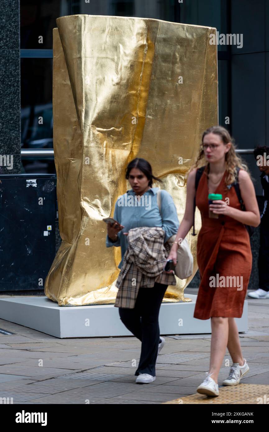 Londres, Royaume-Uni. 23 juin 2024. « Temple » de Richard Mackess à l’angle de Bishopsgate et Wormwood Street lors du lancement de la 13e édition de sculpture in the City, une exposition annuelle en plein air gratuite d’œuvres d’art public contemporaines dans le Square Mile. 17 œuvres d'art de 15 artistes placés à côté de monuments bien connus tels que le Gherkin et Cheesegrater ainsi que de nouveaux espaces historiques avec la région peuvent être vus pour le prochain 24 juillet 2024 au printemps 2025. Credit : Stephen Chung / Alamy Live News Banque D'Images