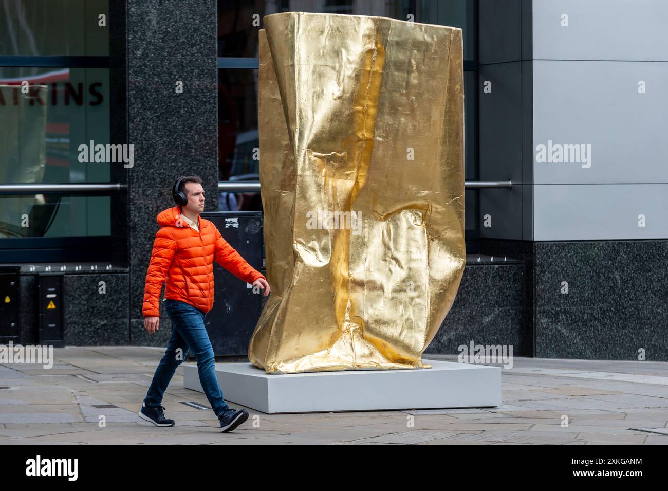 Londres, Royaume-Uni. 23 juin 2024. « Temple » de Richard Mackess à l’angle de Bishopsgate et Wormwood Street lors du lancement de la 13e édition de sculpture in the City, une exposition annuelle en plein air gratuite d’œuvres d’art public contemporaines dans le Square Mile. 17 œuvres d'art de 15 artistes placés à côté de monuments bien connus tels que le Gherkin et Cheesegrater ainsi que de nouveaux espaces historiques avec la région peuvent être vus pour le prochain 24 juillet 2024 au printemps 2025. Credit : Stephen Chung / Alamy Live News Banque D'Images
