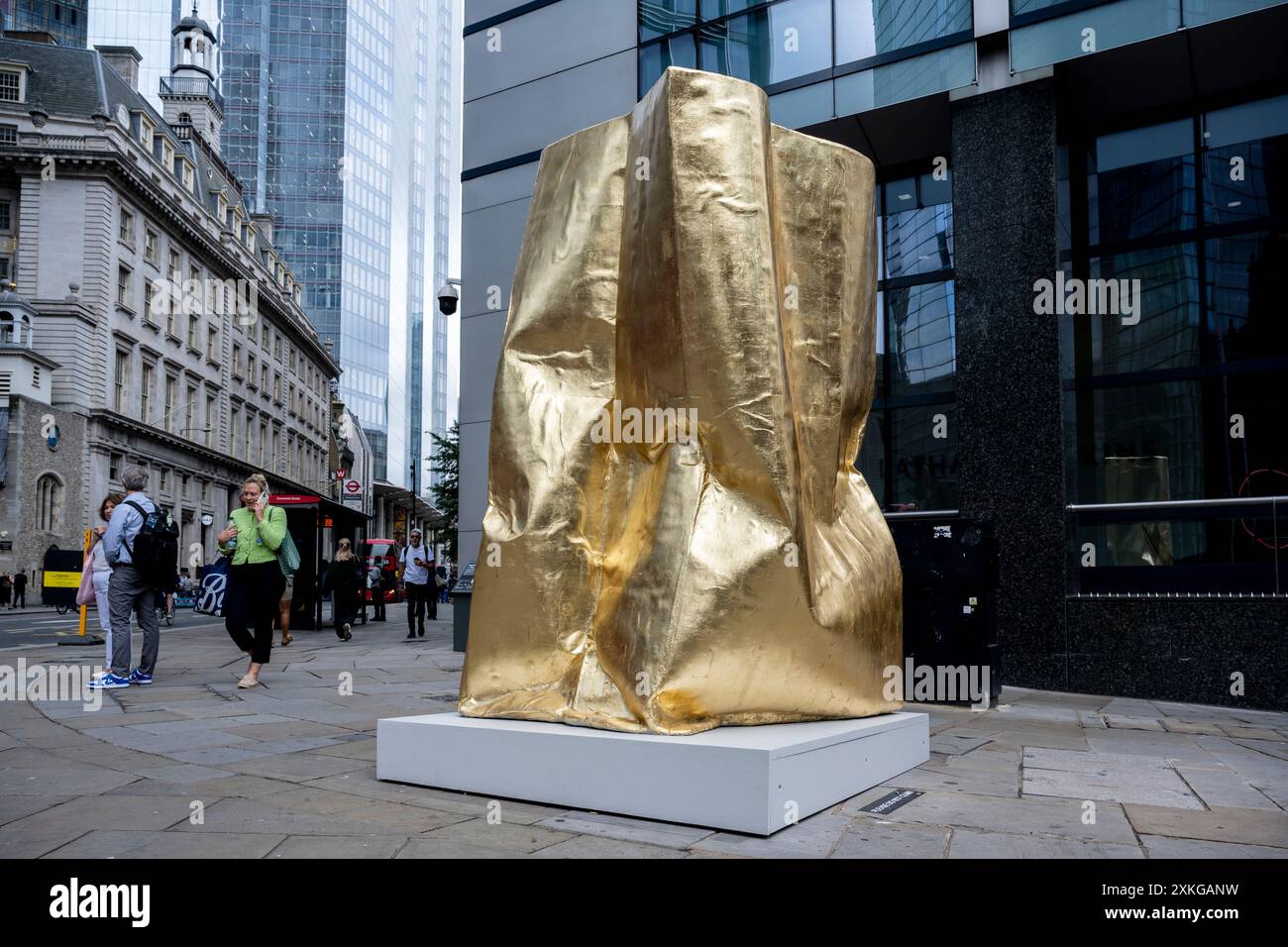 Londres, Royaume-Uni. 23 juin 2024. « Temple » de Richard Mackess à l’angle de Bishopsgate et Wormwood Street lors du lancement de la 13e édition de sculpture in the City, une exposition annuelle en plein air gratuite d’œuvres d’art public contemporaines dans le Square Mile. 17 œuvres d'art de 15 artistes placés à côté de monuments bien connus tels que le Gherkin et Cheesegrater ainsi que de nouveaux espaces historiques avec la région peuvent être vus pour le prochain 24 juillet 2024 au printemps 2025. Credit : Stephen Chung / Alamy Live News Banque D'Images