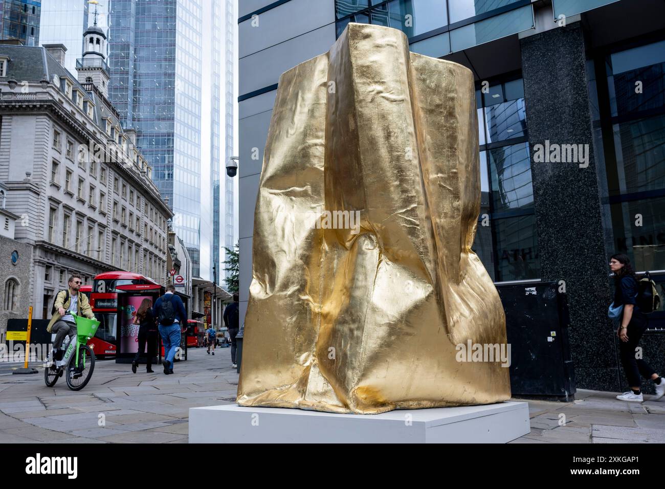 Londres, Royaume-Uni. 23 juin 2024. « Temple » de Richard Mackess à l’angle de Bishopsgate et Wormwood Street lors du lancement de la 13e édition de sculpture in the City, une exposition annuelle en plein air gratuite d’œuvres d’art public contemporaines dans le Square Mile. 17 œuvres d'art de 15 artistes placés à côté de monuments bien connus tels que le Gherkin et Cheesegrater ainsi que de nouveaux espaces historiques avec la région peuvent être vus pour le prochain 24 juillet 2024 au printemps 2025. Credit : Stephen Chung / Alamy Live News Banque D'Images