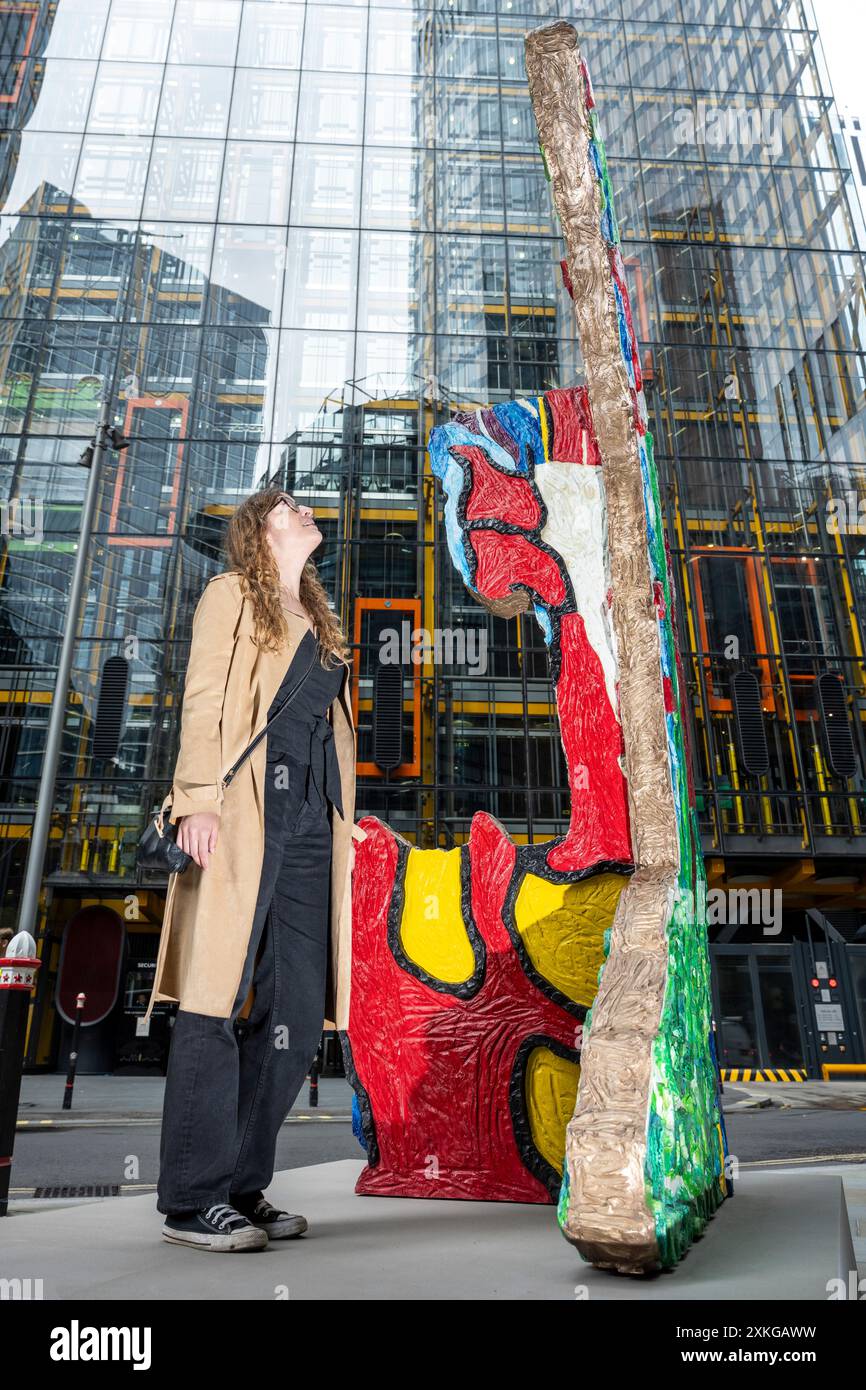 Londres, Royaume-Uni. 23 juin 2024. « Book of Boredom » d’Ida Ekblad à Undershaft lors du lancement de la 13e édition de sculpture in the City, une exposition annuelle gratuite en plein air d’œuvres d’art public contemporaines dans le Square Mile. 17 œuvres d'art de 15 artistes placés à côté de monuments bien connus tels que le Gherkin et Cheesegrater ainsi que de nouveaux espaces historiques avec la région peuvent être vus pour le prochain 24 juillet 2024 au printemps 2025. Credit : Stephen Chung / Alamy Live News Banque D'Images