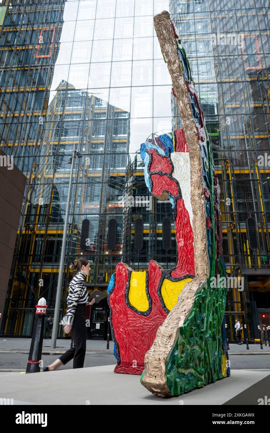 Londres, Royaume-Uni. 23 juin 2024. « Book of Boredom » d’Ida Ekblad à Undershaft lors du lancement de la 13e édition de sculpture in the City, une exposition annuelle gratuite en plein air d’œuvres d’art public contemporaines dans le Square Mile. 17 œuvres d'art de 15 artistes placés à côté de monuments bien connus tels que le Gherkin et Cheesegrater ainsi que de nouveaux espaces historiques avec la région peuvent être vus pour le prochain 24 juillet 2024 au printemps 2025. Credit : Stephen Chung / Alamy Live News Banque D'Images