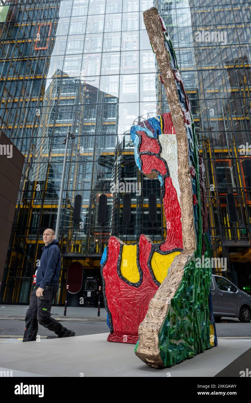 Londres, Royaume-Uni. 23 juin 2024. « Book of Boredom » d’Ida Ekblad à Undershaft lors du lancement de la 13e édition de sculpture in the City, une exposition annuelle gratuite en plein air d’œuvres d’art public contemporaines dans le Square Mile. 17 œuvres d'art de 15 artistes placés à côté de monuments bien connus tels que le Gherkin et Cheesegrater ainsi que de nouveaux espaces historiques avec la région peuvent être vus pour le prochain 24 juillet 2024 au printemps 2025. Credit : Stephen Chung / Alamy Live News Banque D'Images