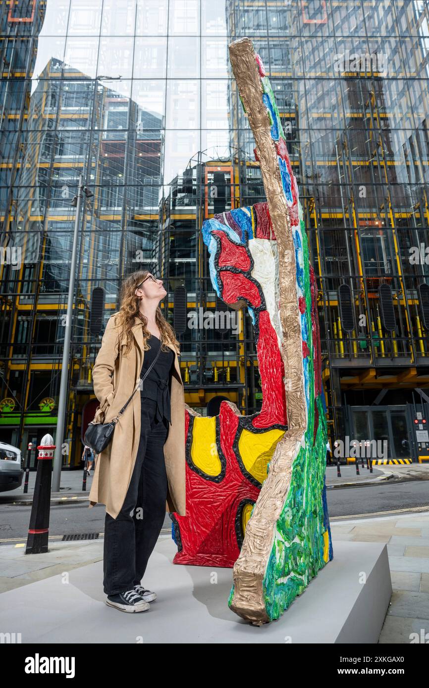 Londres, Royaume-Uni. 23 juin 2024. « Book of Boredom » d’Ida Ekblad à Undershaft lors du lancement de la 13e édition de sculpture in the City, une exposition annuelle gratuite en plein air d’œuvres d’art public contemporaines dans le Square Mile. 17 œuvres d'art de 15 artistes placés à côté de monuments bien connus tels que le Gherkin et Cheesegrater ainsi que de nouveaux espaces historiques avec la région peuvent être vus pour le prochain 24 juillet 2024 au printemps 2025. Credit : Stephen Chung / Alamy Live News Banque D'Images