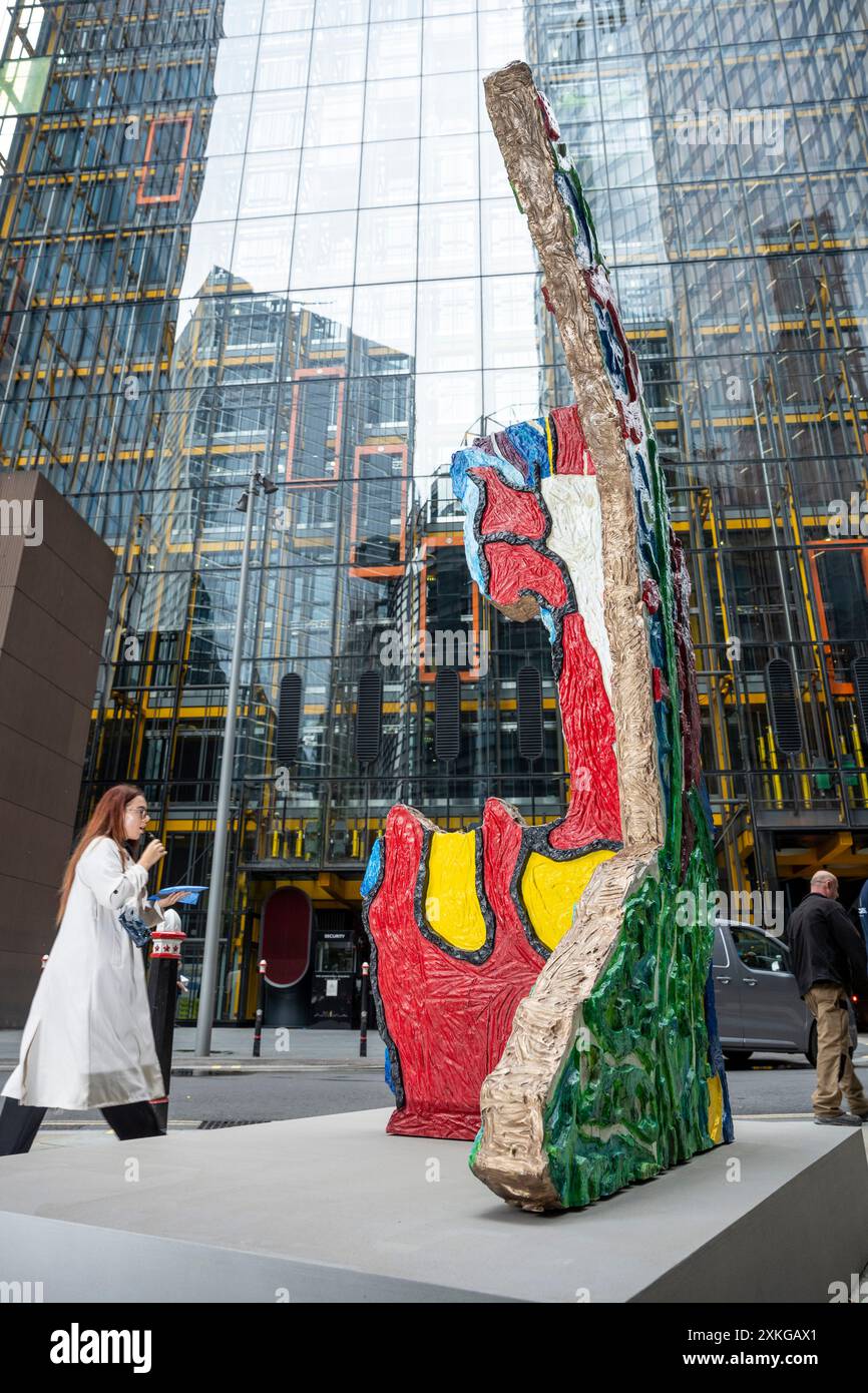 Londres, Royaume-Uni. 23 juin 2024. « Book of Boredom » d’Ida Ekblad à Undershaft lors du lancement de la 13e édition de sculpture in the City, une exposition annuelle gratuite en plein air d’œuvres d’art public contemporaines dans le Square Mile. 17 œuvres d'art de 15 artistes placés à côté de monuments bien connus tels que le Gherkin et Cheesegrater ainsi que de nouveaux espaces historiques avec la région peuvent être vus pour le prochain 24 juillet 2024 au printemps 2025. Credit : Stephen Chung / Alamy Live News Banque D'Images