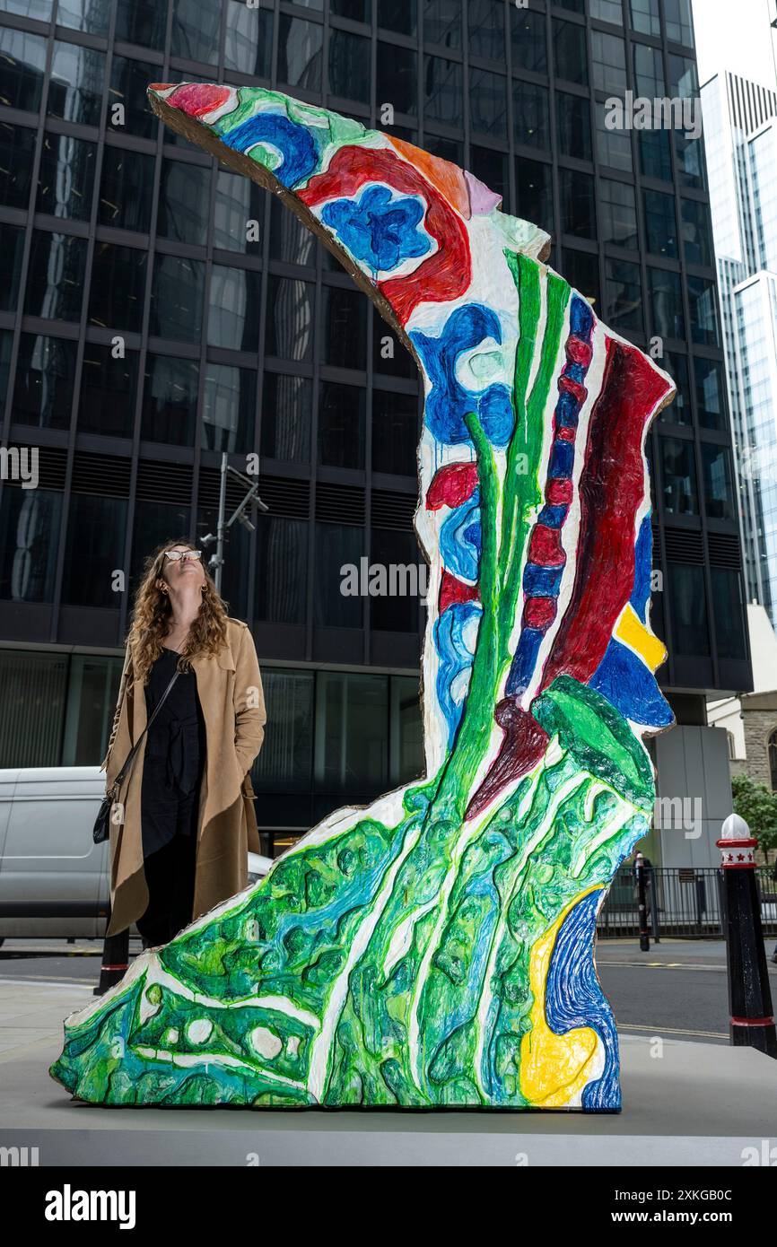 Londres, Royaume-Uni. 23 juin 2024. « Book of Boredom » d’Ida Ekblad à Undershaft lors du lancement de la 13e édition de sculpture in the City, une exposition annuelle gratuite en plein air d’œuvres d’art public contemporaines dans le Square Mile. 17 œuvres d'art de 15 artistes placés à côté de monuments bien connus tels que le Gherkin et Cheesegrater ainsi que de nouveaux espaces historiques avec la région peuvent être vus pour le prochain 24 juillet 2024 au printemps 2025. Credit : Stephen Chung / Alamy Live News Banque D'Images